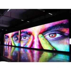 High refresh rate P2.5 indoor LED display, suitable for live football matches and sports video playback in bars and clubs
